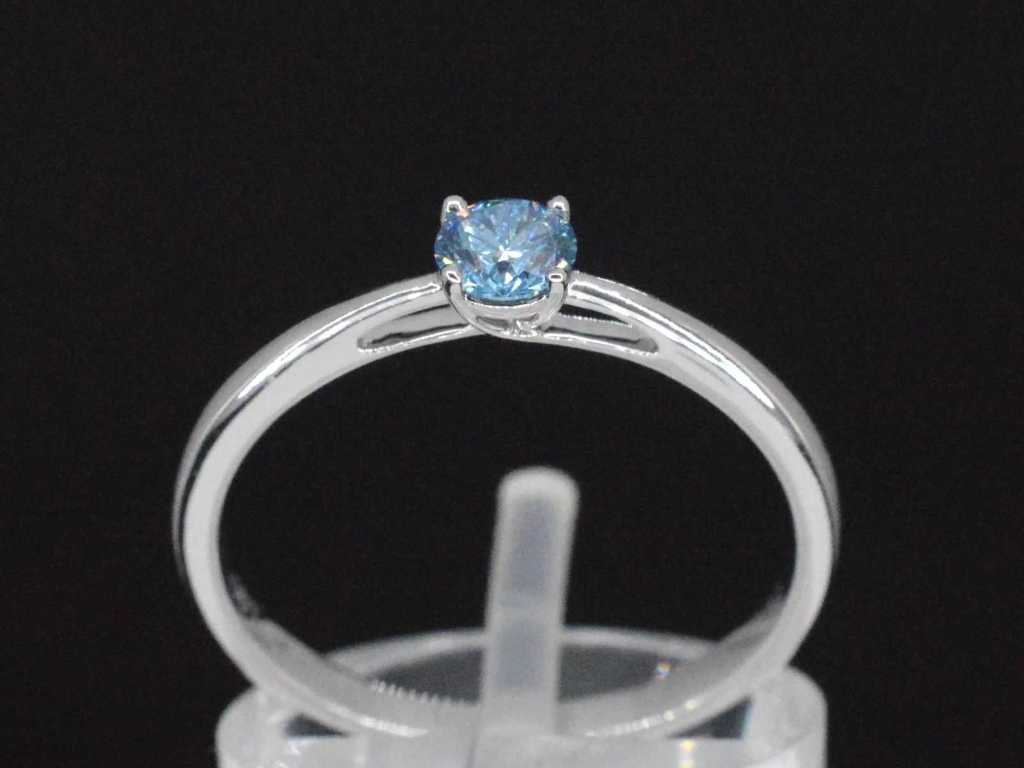 Ring aus Weißgold mit blauem Diamanten