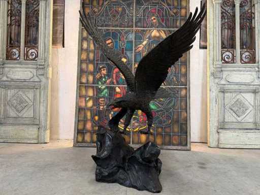 Skulptur des bronzenen Adlers