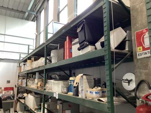 Planken met diverse machines en apparatuur