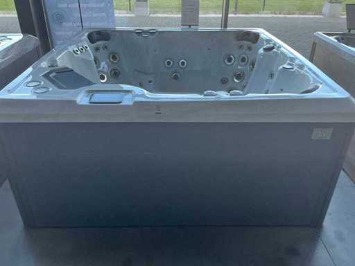 Belle & Moi Cassiar Jacuzzi