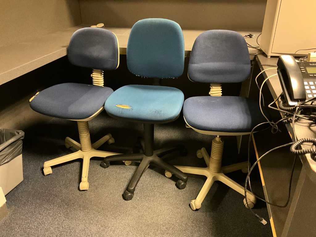 various office chairs (3x)