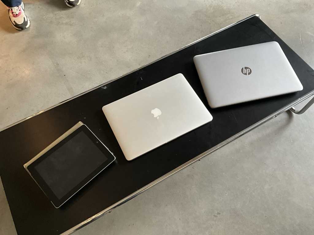 2 diverse laptops HP, APPLE