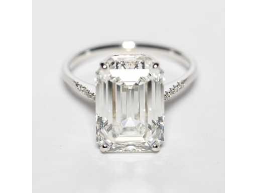 Anello in oro bianco 18 carati con 7.05 ct diamante