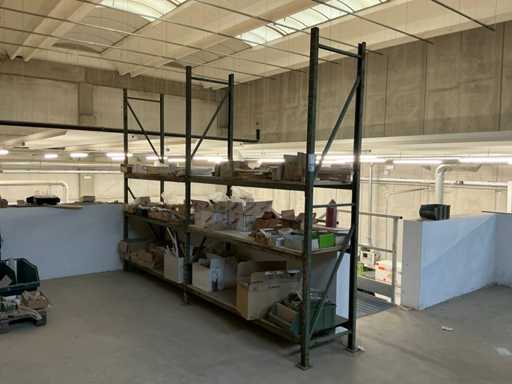 Scaffalatura con contenuto