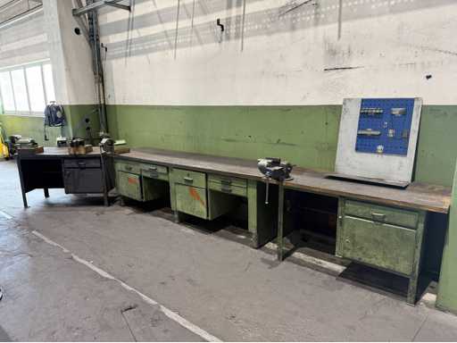   3 workbenches