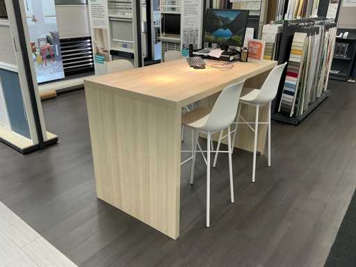 Tavolo alto con quattro sgabelli