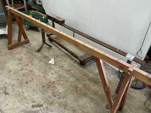 Roltafel en houten bok