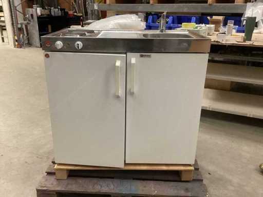 Bucătăria cămară de 100cm lățime 60cm adâncime, frigider, chiuvetă, aragaz cu 2 arzători