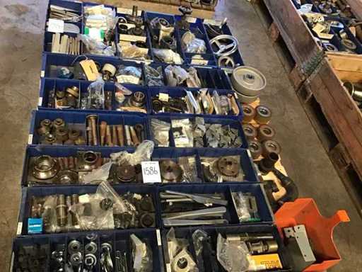 pallets diverse industriële onderdelen (2x)