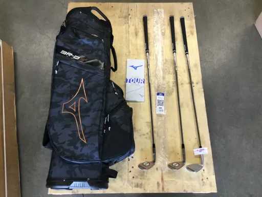 Geant? de golf ?i 3 crose ?i m?nu?i