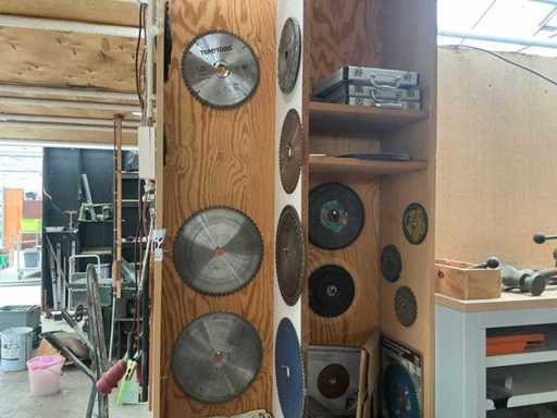 Verschiedene Sägeblätter, Fräsköpfe und Kantenband