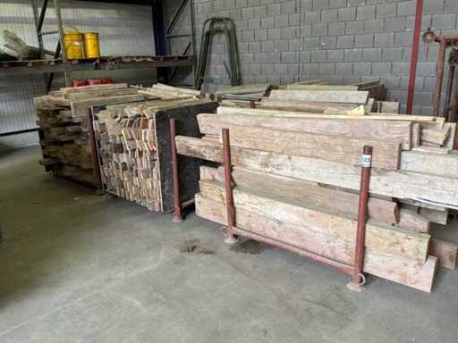 Un lot de grinzi și scânduri de lemn