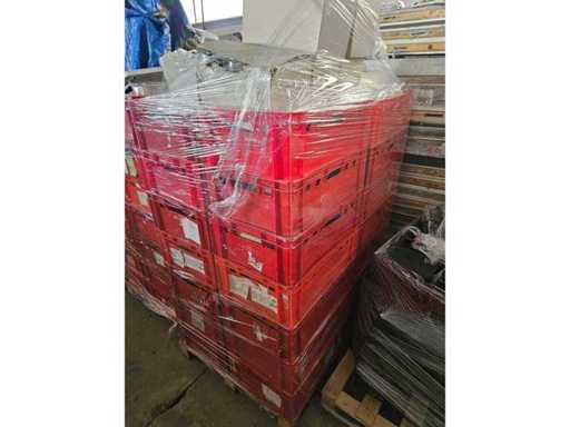 Grande quantità di stoviglie e altri accessori per cucina/ristorante