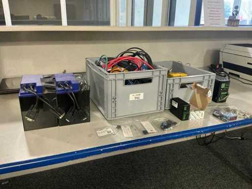 Verschiedene neue und gebrauchte Roboterteile