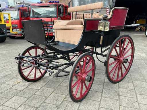 Voiture antique ouverte