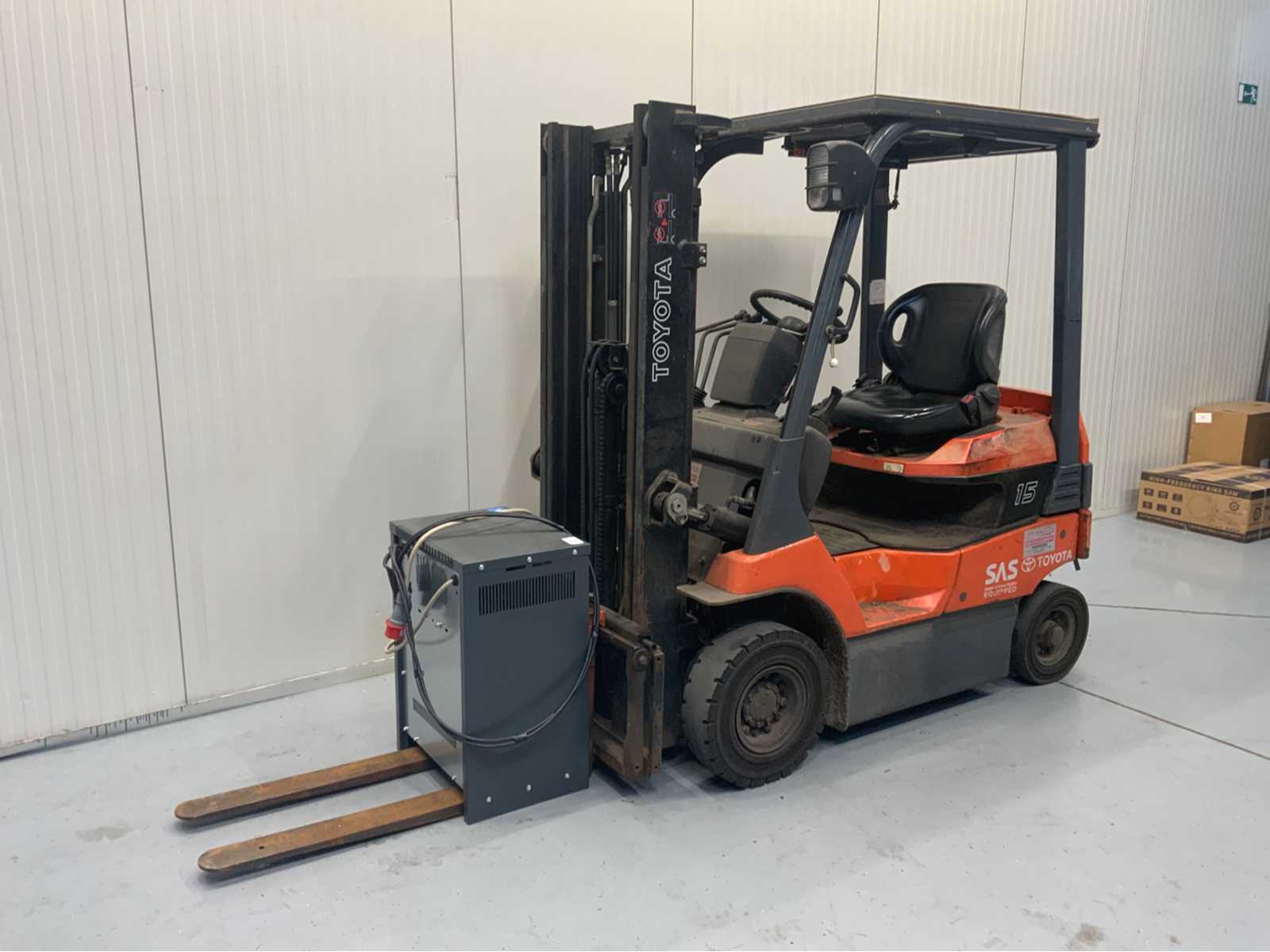 Toyota – 7FB15 – wózek widłowy 3M z podwójnym podnoszeniem, swobodnym podnoszeniem i przesuwem bocznym