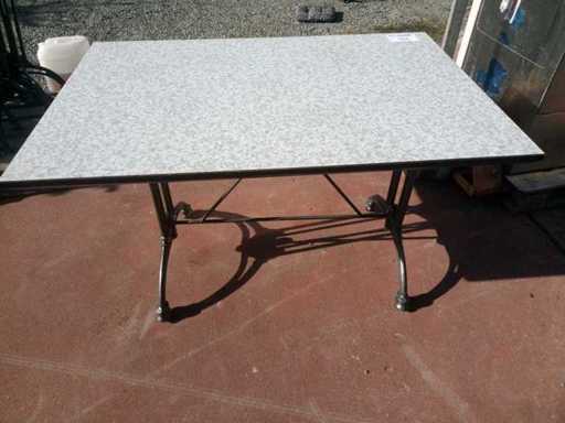 19 Terrassentische mit gusseisernem Sockel 