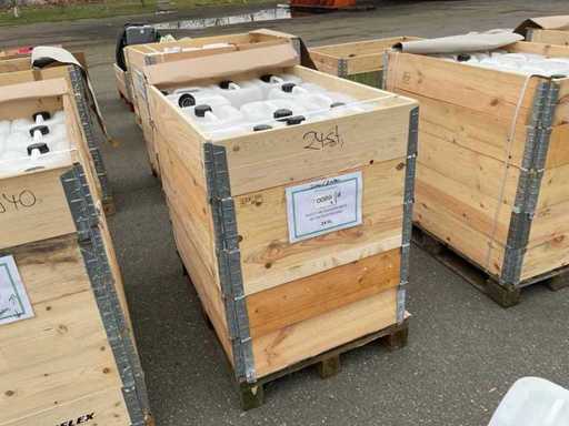 O varietate de recipiente goale