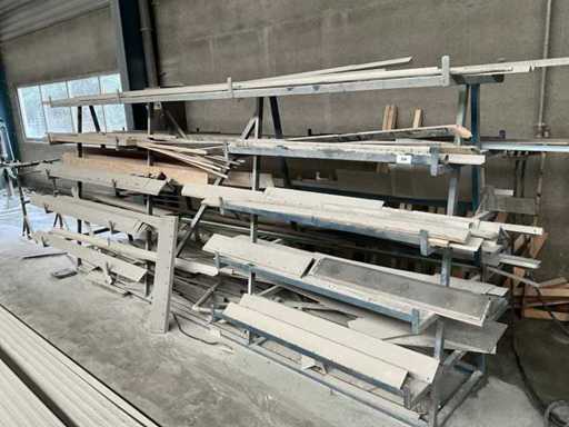 Metallprofil-Rack mit Inhalt