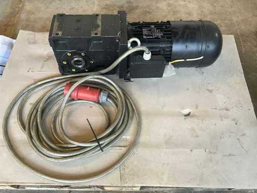 Motor electric Lenze de 4kW cu transmisie la unghi drept