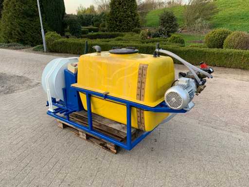 Vasca di spruzzatura con avvolgitore radiocomandato