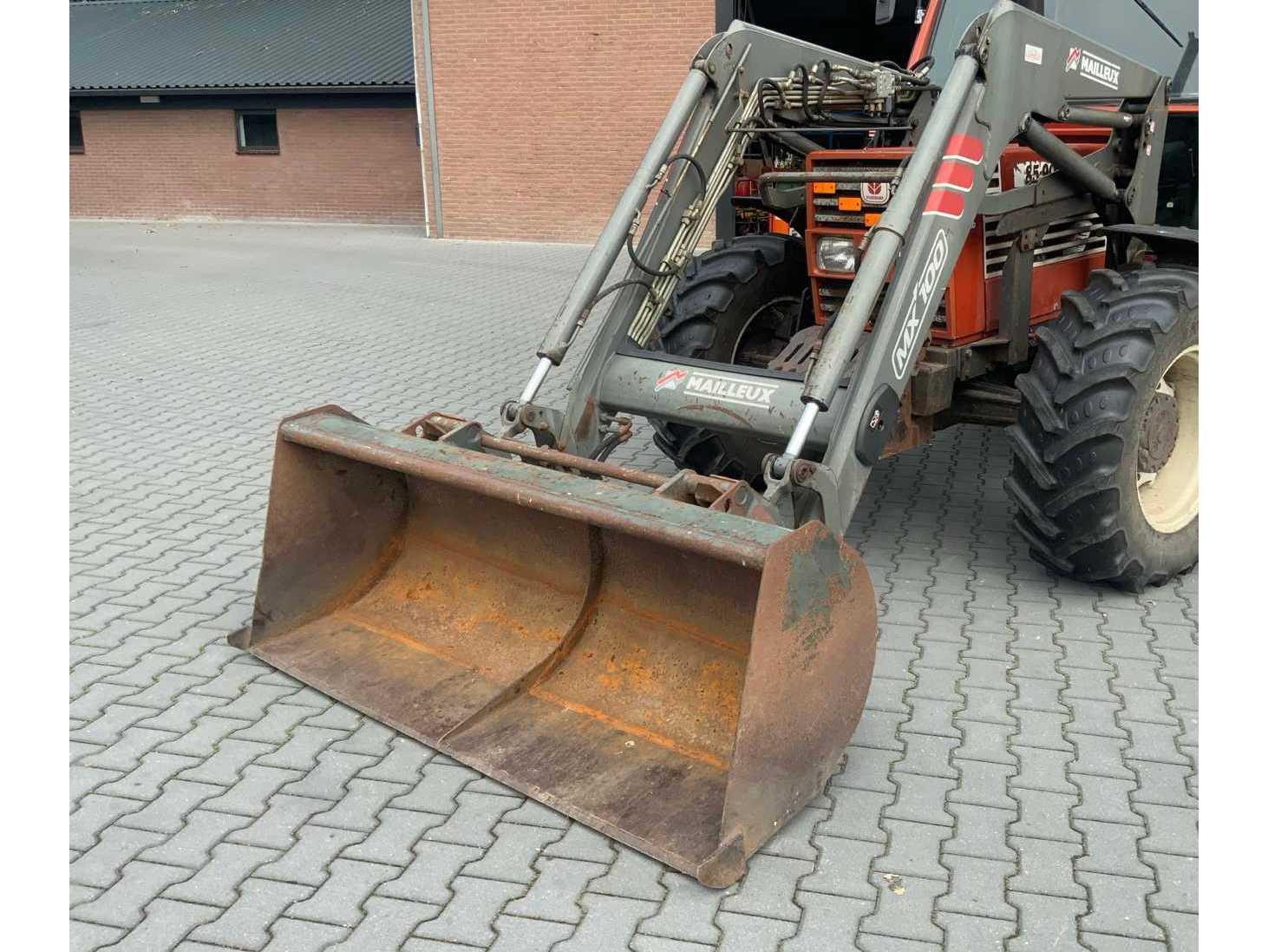 1998 Mailleux MX100 Front loader with accessories