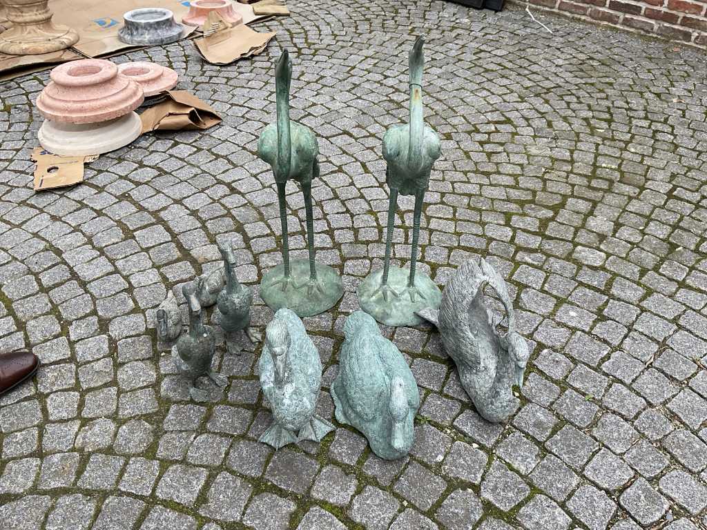 9 statues de jardin en bronze.