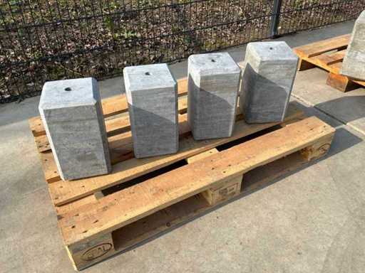 Hartsteinsockel 18x18x33CM, vierseitige Facette (4x)