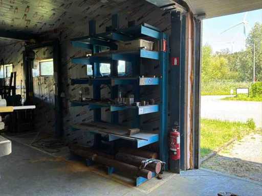 Rack à porte-à-faux avec contenu