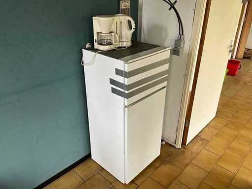 Réfrigérateur, cafetière et meubles de jardin