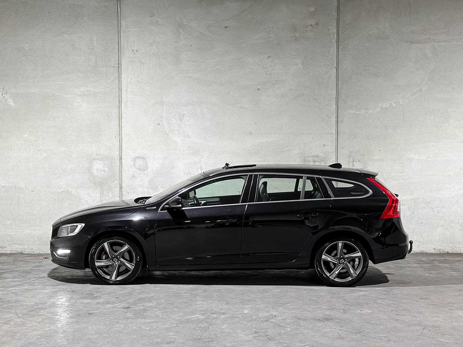 Volvo V60 2.4 D6 AWD Plug-In Hybrid Summum 215pk 2013 (Origineel-NL), 6-SVN-43