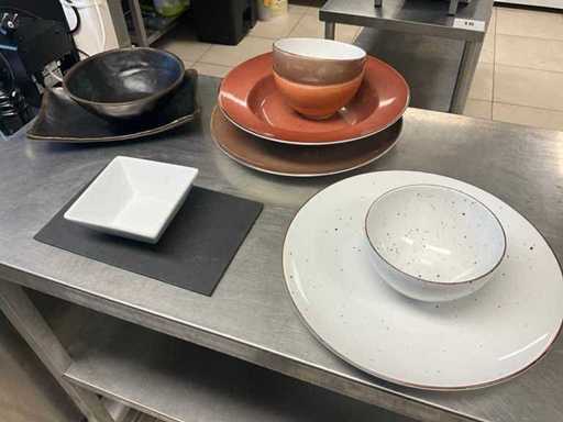 Diverse borden en keukengerei