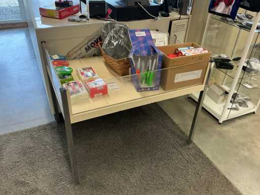 Esposizione del negozio con accendino a gas e vari