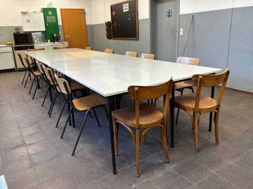 Tavoli della mensa con sedie