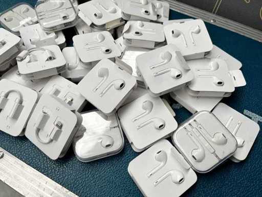 Apple - - Großer Posten Kopfhörer & Lightning-Adapter