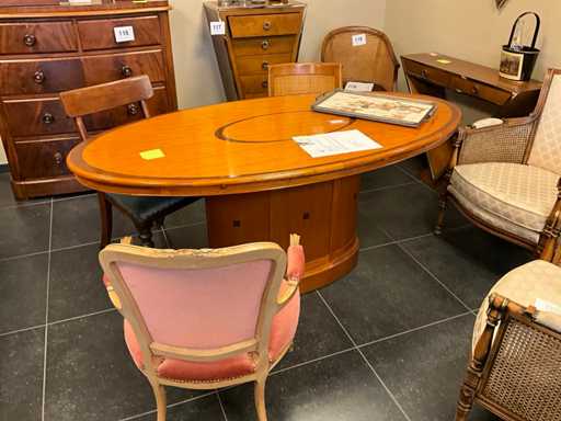 Ovale Tafel met stoelen