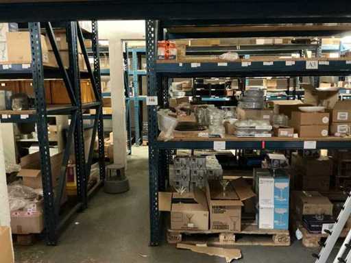 Grande quantité de vaisselle, accessoires de cuisine et verrerie