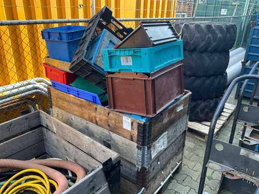 Partij magazijnbakken en kratten