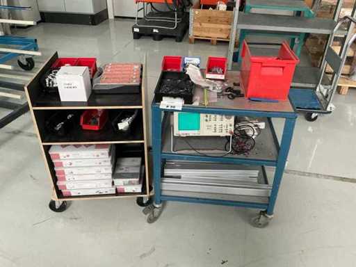 Carros de herramientas con componentes electrónicos y dispositivos para el desarrollo electrónico.