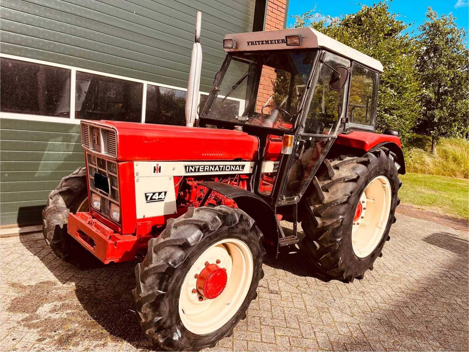 1975 International 744 Allrad All-wheel drive farm tractor