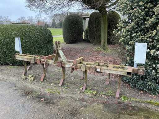 Cultivateur à dents fixes