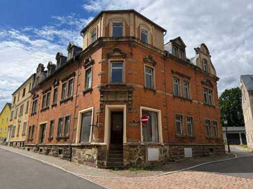 Living and working house with 10 units on the market square