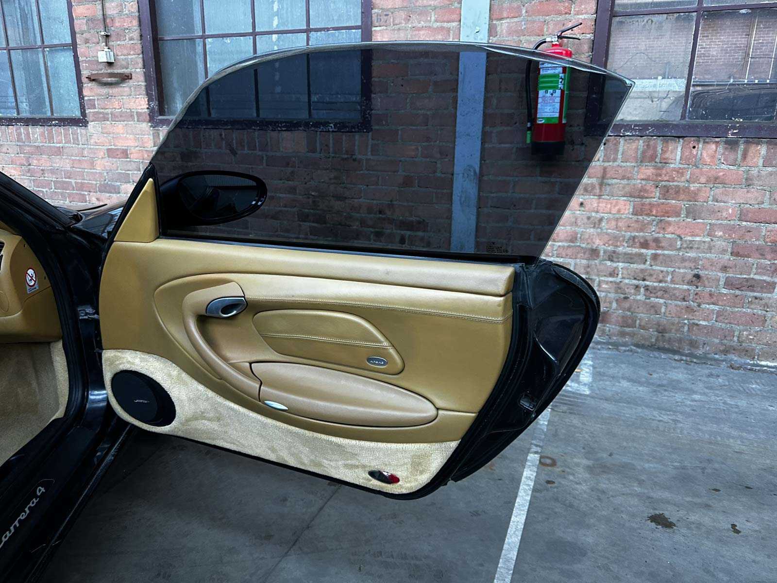 Porsche 911 Carrera 4 Cabriolet 3.6 996 320pk 2002 Youngtimer HANDGESCHAKELD 