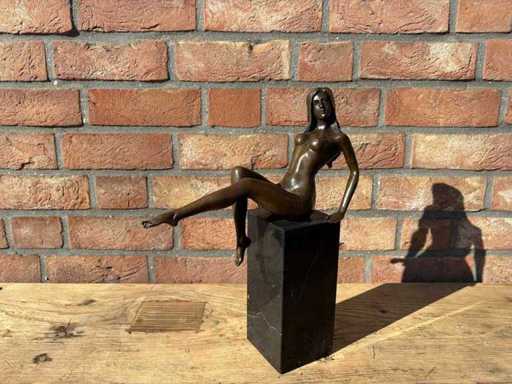 Sculptuur vrouw brons
