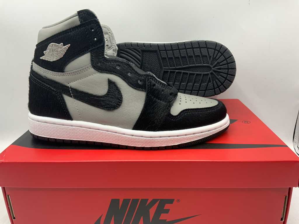 Nike Air Jordan 1 Retro High OG  Medium Grey/Black-White Sneakers 36