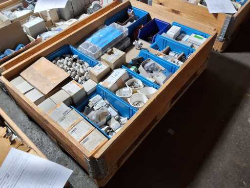   Palette mit Elektromaterial TEHALIT + Klauke