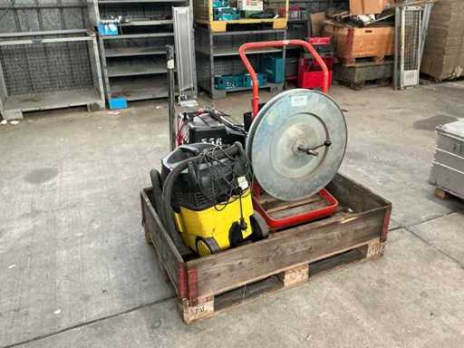 Kärcher 2x Industriestaubsauger mit Verzurrband Station