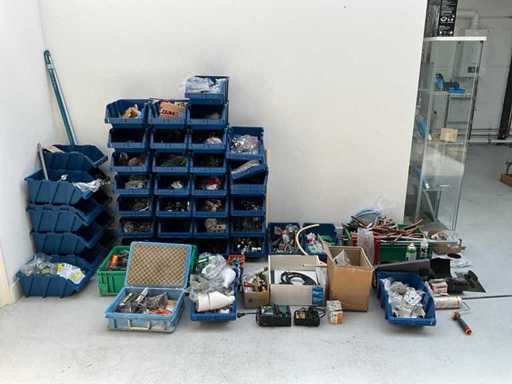 Vari raccordi, materiali per il riscaldamento centralizzato e contenitori di stoccaggio