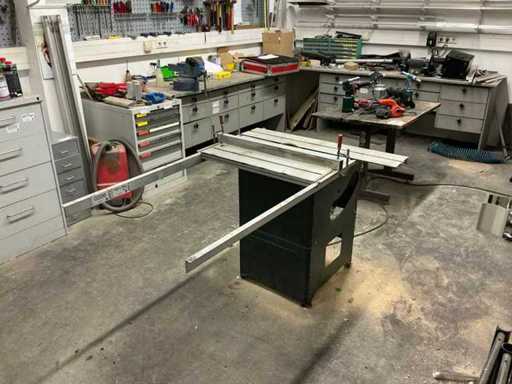 Ferăstrăul de masă