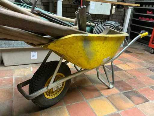 Brouette avec matériau d’entrepreneur